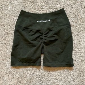 Alphalete AMPLIFY SHORT 4.5"
Women's Seamless Scrunch Short Olive size M